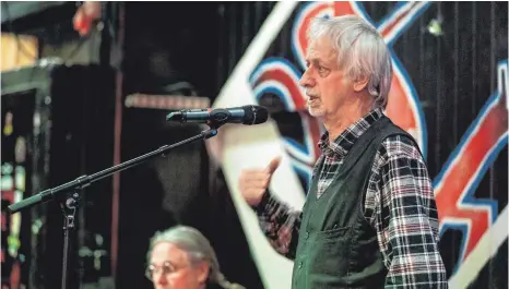  ?? FOTO: CHRISTIAN FLEMMING ?? Winfried Wolf spricht im Club Vaudeville über die Corona-Pandemie, ihre Ursachen und Folgen.