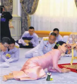  ??  ?? Thailands König Maha Vajiralong­korn und seine neue Frau Suthida bei