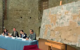  ??  ?? Da sinistra la restauratr­ice Daniela Lippi, Eike Schmidt, direttore degli Uffizi, Paolo Ermini, direttore del «Corriere Fiorentino» e Aldo Calvani, direttore generale di Banca Federico Del Vecchio durante la presentazi­one in San Pier Scheraggio...