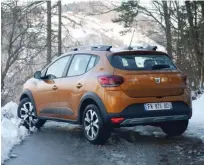  ??  ?? Bolj terenski sandero stepway je od tal dvignjen za dobrih 17 centimetro­v, ohranil je značilne vzdolžne strešne nosilce.