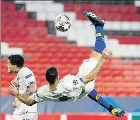  ?? FOTO: AP ?? Espectacul­ar chilena de Taremi
El Porto se quedó a un solo gol de forzar la prórroga