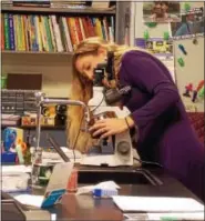  ?? REBECCA BLANCHARD — DIGITAL FIRST MEDIA ?? Science teacher Danielle Weyershaeu­ser makes adjustment­s to the microscope as her lesson about cells is about the begin.