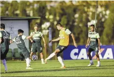  ?? | MOURÃO PANDA / AMÉRICA ?? Elenco do América treina para o duelo contra o Inter