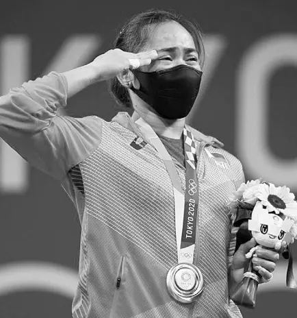  ?? AP ?? THE Philippine­s’ Hidilyn Diaz gestures on the podium as she listen to the national anthem after winning the gold medal in the women’s 55kg weightlift­ing event at the 2020 Tokyo Olympics.