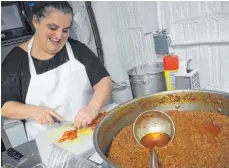  ??  ?? Nonna Margherita (li.) aus Palermo und Nonna Habiba aus Algerien stehen an den Töpfen in den beiden Küchen der Enoteca Maria.