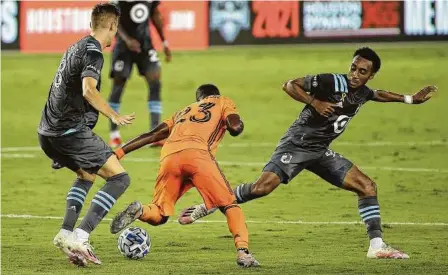  ?? Yi-Chin Lee / Houston Chronicle ?? El colombiano Darwin Quintero (23) avanza entre Jan Gregus (izq.) y Marlon Hairston en el partido que el Dynamo ganó por 3-0 ante Minnesota United el miércoles 2 de septiembre en el BBVA Stadium de Houston.