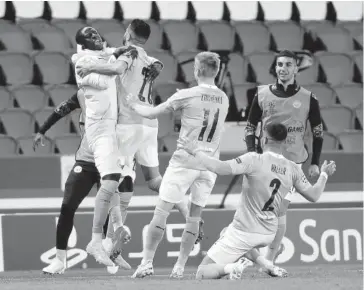  ?? FOTO: AFP ?? > Los jugadores del Manchester City festejan la anotación de la victoria.