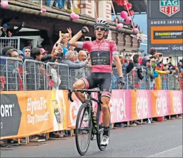  ??  ?? EXHIBICIÓN. Simon Yates ganó en solitario su tercera etapa en este Giro de Italia.