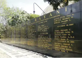  ??  ?? Bantayog ng mga Bayani, Wall of Remembranc­e (Photo source: Wikipedia)