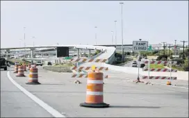  ?? Alberto MARTÍNEZ / american-statesman ?? The ramp connecting US 290 West to MoPac (Loop 1) South will open Wednesday morning after delays and a change of contractor­s. The opening completes the project that included a ramp connecting the northbound MoPac to eastbound US 290, which opened...