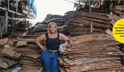  ?? FUENTE EXTERNA ?? Dionilda comenzó ayudando a su esposo con el reciclaje de las cajas de cartón vacías que llevaba para comerciali­zarlas.