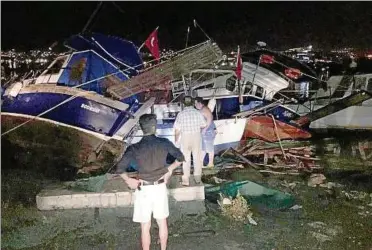  ?? Foto: imago ?? Ein Tsunami traf den Hafen der türkischen Stadt Bodrum. Viele Boote wurden beschädigt.