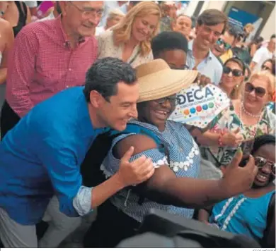  ?? JESÚS MÉRIDA ?? Juanma Moreno se hace una foto con una mujer, ayer en un paseo por el centro de Málaga.