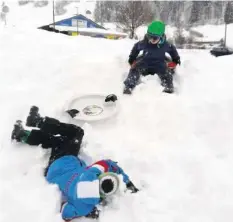  ??  ?? Spielen statt büffeln: Die Kinder in Unterwasse­r und Alt St. Johann (Bild rechts) haben wegen Lawinengef­ahr heute und morgen schulfrei.