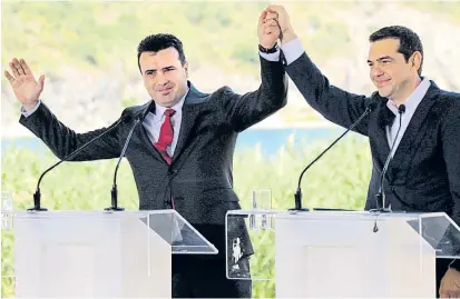  ??  ?? Die beiden linken Regierungs­chefs Zoran Zaev (li.) und Alexis Tsipras haben eine gute Vertrauens­basis.