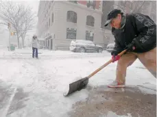  ??  ?? Un hombre limpia la nieve que dejó la tormenta Niko en el área.