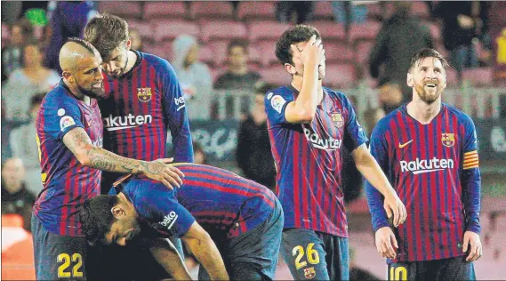  ?? FOTO: EFE ?? Piqué, Vidal, Luis Suárez, Aleñá y Messi, agotados tras el partido El Barça buscó el 4-4 hasta el último segundo, pero el Betis se acabó llevando los tres puntos del Camp Nou