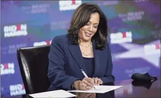  ?? Drew Angerer / Getty Images ?? Democratic vice presidenti­al nominee Sen. Kamala Harris signs required documents for receiving the Democratic nomination for vice president of the United States at the Hotel DuPont on Friday in Wilmington, Del.
