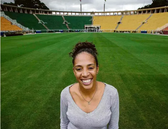  ?? Marlene Bergamo/Folhapress ?? A ex-jogadora de futebol e atual diretora de futebol feminino da Federação Paulista de Futebol, Aline Pellegrino, no Pacaembu