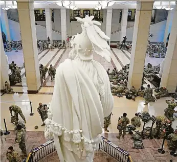  ?? Foto: Reuters ?? Jako v Iráku Členové americké Národní gardy v návštěvnic­kém centru Kapitolu. Amerika se hádá: Jsou bezpečnost­ní opatření při příležitos­ti inaugurace prezidenta Bidena opodstatně­ná?