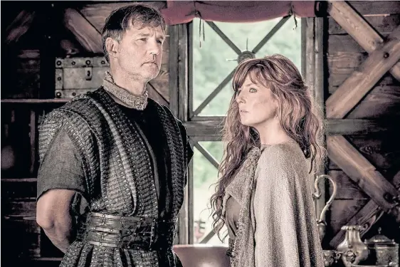  ??  ?? Gran recreación de época. Es la que plantea “Britannia”, protagoniz­ada por David Morrisey y Kelly Reilly. Son nueve capítulos de una hora.