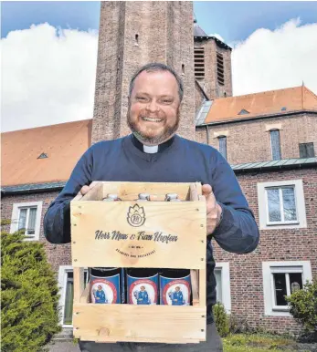  ?? FOTO: CHRISTOPHE­R BESCHNITT ?? Dekan Ludwig Waldmüller mit einen Kasten Kreuzherrn­bier. Sein Urteil: „Gigantisch!“