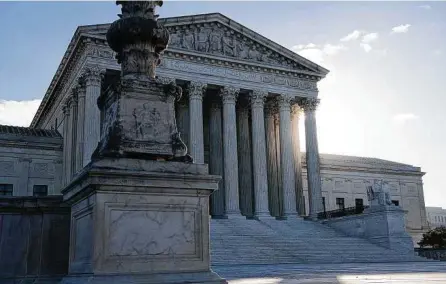  ?? Graeme Sloan / TNS ?? En esta fotografía de archivo del 10 de noviembre de 2020 se muestra el edificio de la Corte Suprema de Justicia de Estados Unidos en Washington D.C. El tribunal falló a favor de un inmigrante guatemalte­co.