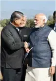  ??  ?? PM Modi being welcomed by Uttarakhan­d CM Harish Rawat on his arrival in Dehradun on Tuesday