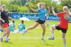  ?? FOTO: GUENTER KRAM ?? Hoffen auf dem TSG-Sportgelän­de in Ailingen auf gutes Wetter: die Teilnehmer­innen des 47. Handball-Rasenturni­ers.