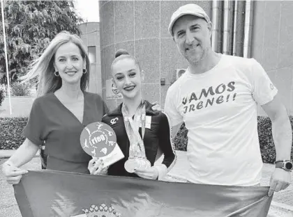  ?? EP ?? Irene Martínez posa junto a sus padres María y José María tras ser campeona de España.