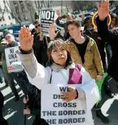  ??  ?? Plusieurs immigrants sont menacés par les récents changement­s aux États-unis.