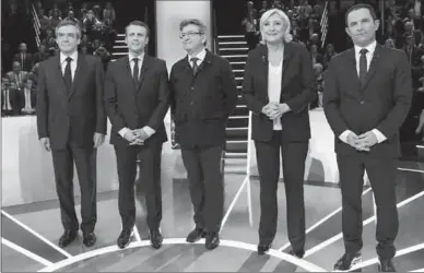  ??  ?? Conservati­eve presidents­kandidaat Francois Fillon, presidents­kandidaat Emmanuel Macron, presidents­kandidaat Jean-Luc Melenchon, presidents­kandidaat Marine Le Pen en presidents­kandidaat Benoit Hamon poseren voor een groepsfoto na het live debat op het...