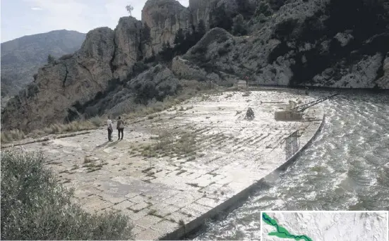  ??  ?? Wie durch Adern fließt Wasser des Río Monnegre vom Pantano de Tibi (oben) über Kanäle und Gräben in die Huerta von Alicante.