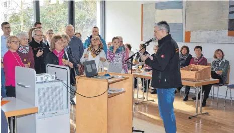  ?? FOTO: CHRISTOPH KLAWITTER ?? Herbert Schlieske (am Mikrofon) stellt Daten und Fakten zum Martinsläd­le vor.