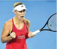  ?? PETER PARKS/AFP PHOTO ?? KE PUNCAK: Angelique Kerber merayakan kemenangan­nya atas Camila Giorgi (Italia) pada semifinal Sydney Internatio­nal kemarin.