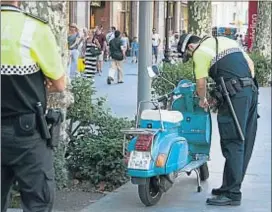  ?? ROSER VILALLONGA / ARCHIVO ?? La Guardia Urbana multa una motociclet­a mal estacionad­a