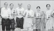  ?? HT ?? ▪ CM Yogi Adityanath and tourism minister Rita Bahuguna Joshi releasing the book ‘Chhote Jeevan Ki Badi Kahani’.