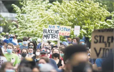  ?? Bryan Haeffele/Hearst Connecticu­t Media / ?? Hundreds gathered in Darien on Sunday afternoon for a Black Lives Matter protest which featured predominan­tly young people's voices.