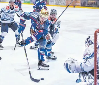  ?? ARCHIVFOTO: FELIX KÄSTLE ?? Arturs Kruminsch trug in der vergangene­n Saison den Goldhelm des besten Scorers für die Ravensburg Towerstars.