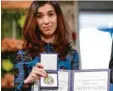  ?? Foto: dpa ?? Stolz auf die Auszeichnu­ng: Nadia Murad mit dem Friedensno­belpreis.