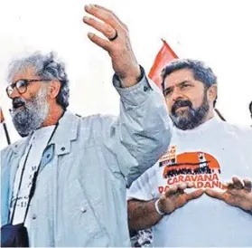  ??  ?? ► Leonardo Boff con Lula junto a partidario­s del Partido de los Trabajador­es, en 1994.