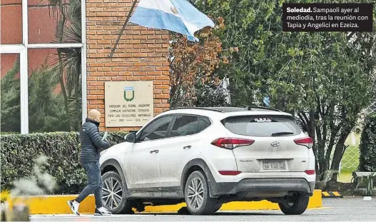  ?? JORGE SÁNCHEZ ?? Soledad. Sampaoli ayer al mediodía, tras la reunión con Tapia y Angelici en Ezeiza.