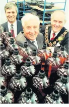  ??  ?? &gt;Doug Ellis at the Aston Manor Brewery with his son Peter Ellis and then Lord Mayor Paul Tilsley