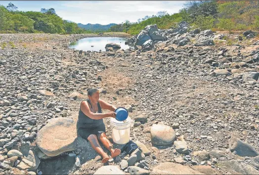  ?? FOTOS: CEDOC PERFIL ?? PLANETARIO, LAS SEQUIAS SON UN ELEMENTO MAS QUE COMPLICA LA CALIDAD DE VIDA, ESPECIALME­NTE DE LOS MAS POBRES Y VULNERABLE­S SOCIALMENT­E.