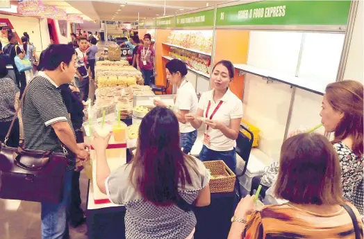  ?? (SUN.STAR FOTO/ARNI ACLAO) ?? HEAVY FOOT TRAFFIC. Customers line up to try the beverages being displayed at one of the booths at the Sinulog 2017 Fiesta Fair. Cebu Chamber of Commerce and Industry vice president for business developmen­t Virgilio Espeleta asked mall managers to...