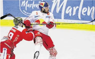  ?? BILD: SN/GEPA PICTURES ?? Die Südtiroler nahmen auch Salzburgs Routinier Thomas Raffl hart ran.