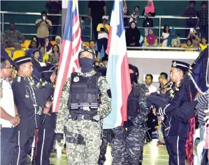  ??  ?? PASUKAN keselamata­n membawa masuk peralatan gimik perasmian.