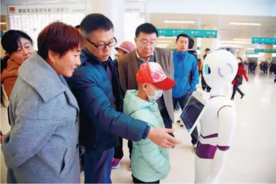  ??  ?? March 22, 2017: A smart guide robot begins offering service in the Chinese PLA General Hospital. VCG