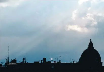  ?? TIZIANA FABI / AFP ?? La cúpula de la basílica de San Pedro, en el Vaticano