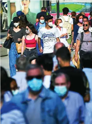  ?? ALBERTO R. ROLDÁN ?? Decenas de ciudadanos pasean con mascarilla por el centro de Madrid